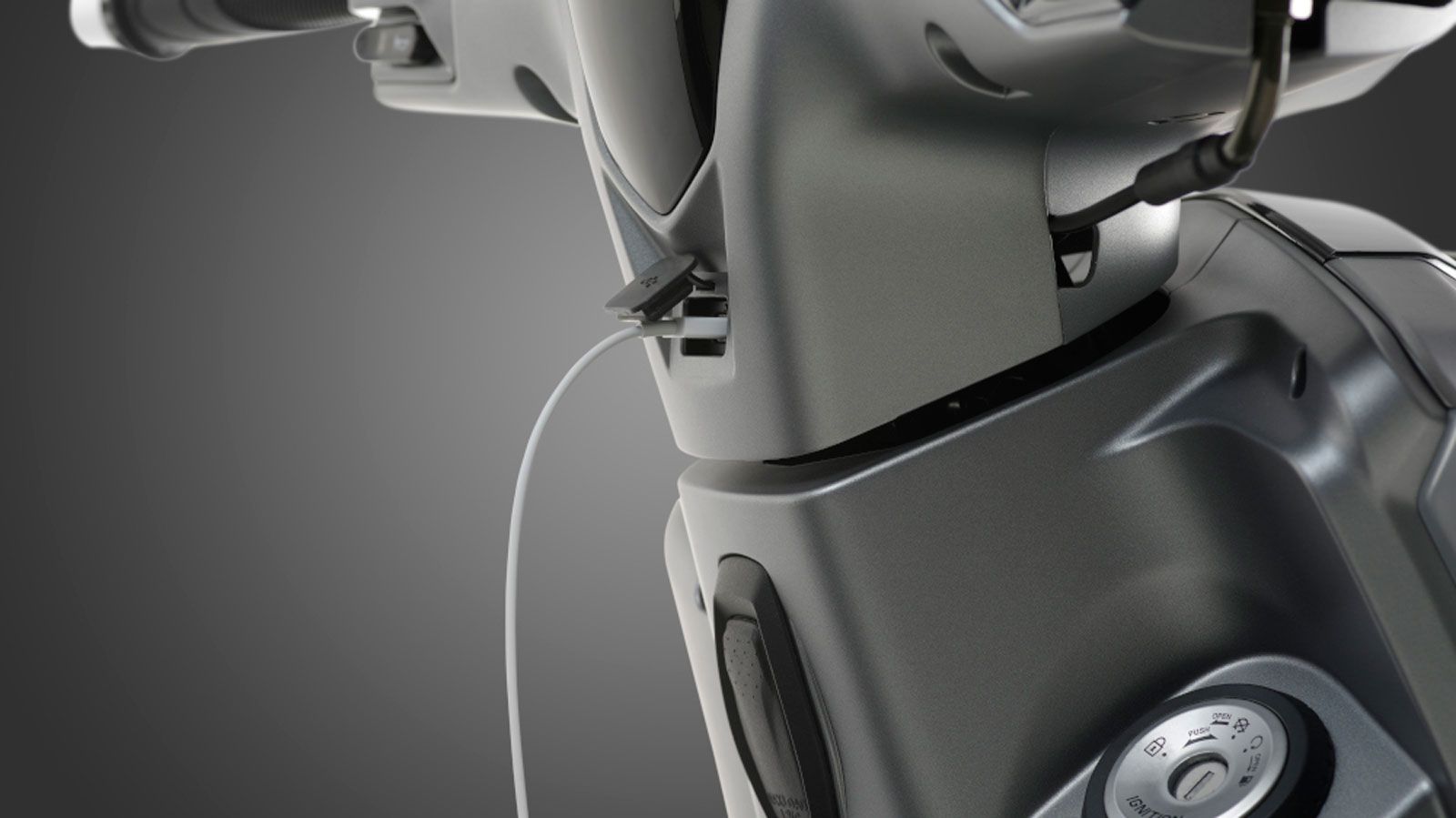 Η καθημερινότητα γίνεται πιο άνετη με την USB θύρα ταχυφόρτισης QC 3.0, που επιτρέπει γρήγορη φόρτιση συσκευών καθ οδόν.

